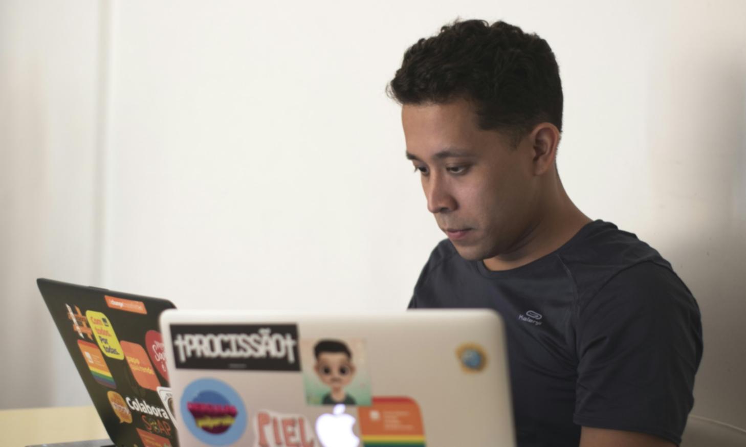 Analyst arbeitet mit Finanzunterlagen und bereitet eine Bewertung vor